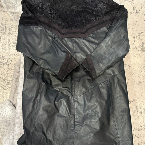 VINTAGE GENUINE LEATHER DESIGNER G-III BLACK JACKET. Size Large. - Picture 2 of 7